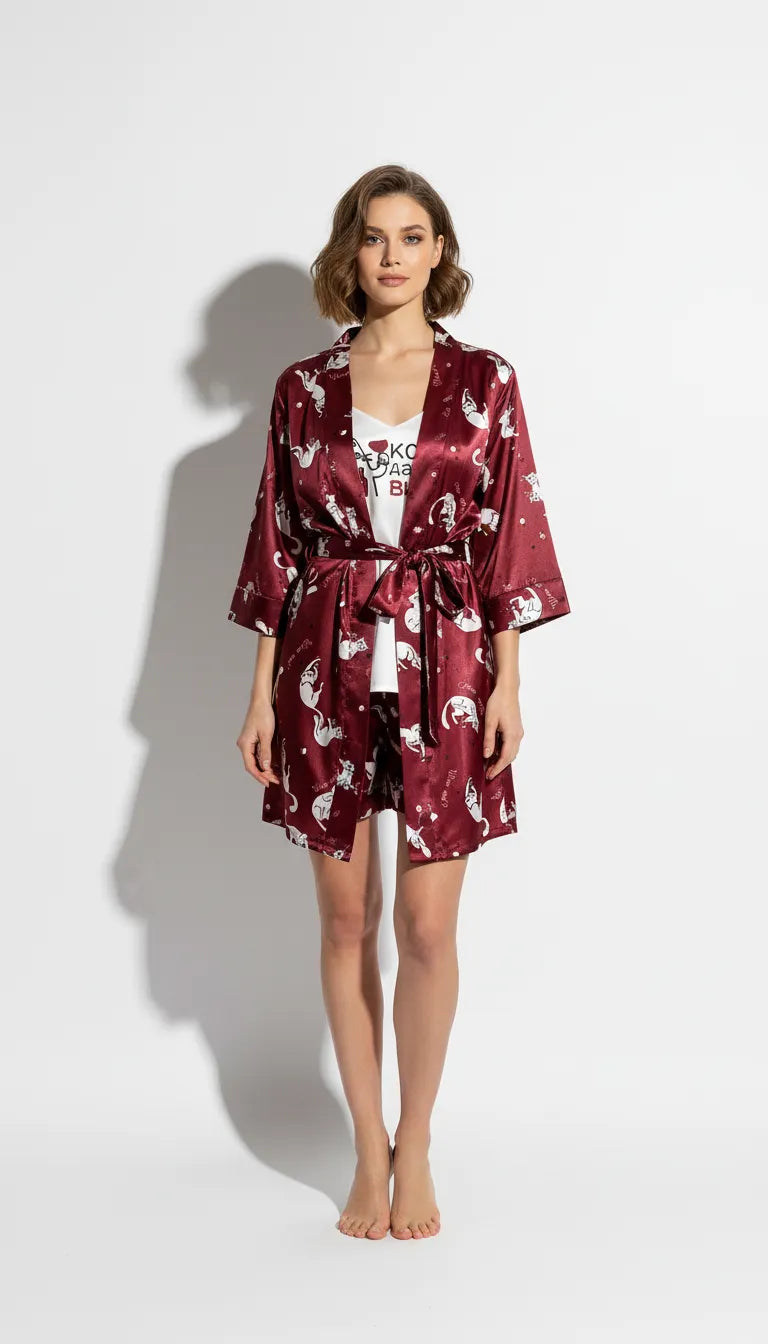 Pyjama Satin Bordeaux Femme | Kimono long et Short | Ensemble 3 Pièces avec motifs chats | Chic et Confortable - Vue de face