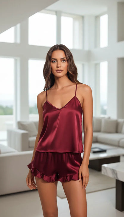 Pyjama Satin Bordeaux pour Femme | Débardeur et Short à Volants | 2 Pièces - Mise en situation portée