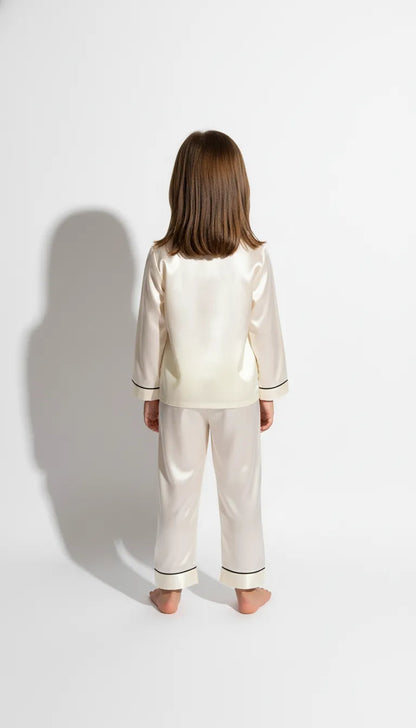 Pyjama Satin Crème pour Enfant | Classique Chic avec liseré Noir | Chemise Manches Longues & Pantalon | Ensemble 2 Pièces. - Vue de dos
