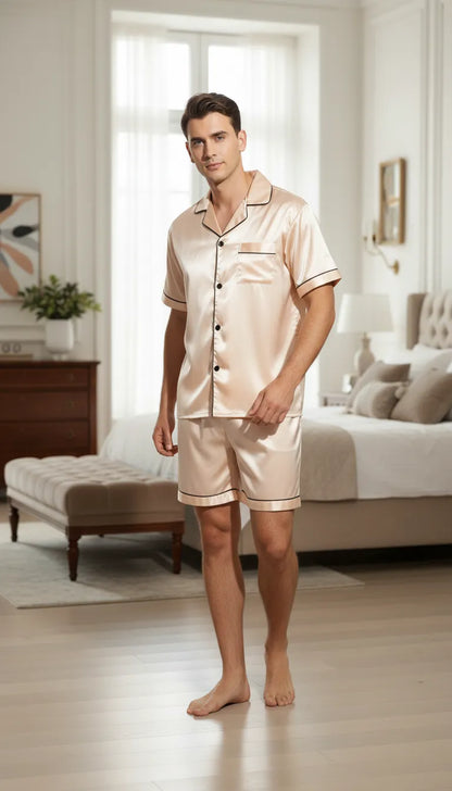 Pyjama Satin Crème pour Homme | Classique & Élégant | Chemise à manches courtes & Short | 2 Pièces. - Mise en situation portée