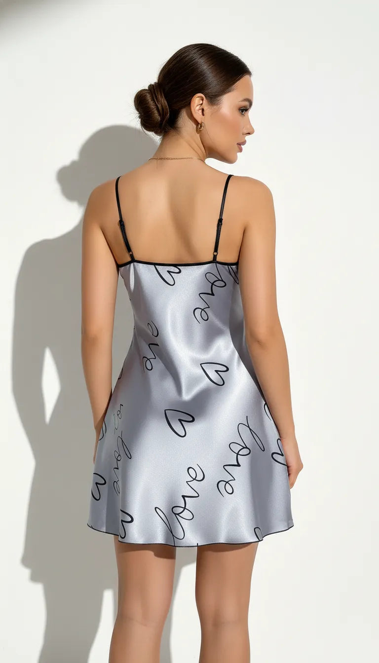 Pyjama Satin Gris Argenté pour Femme | Nuisette Romantique avec Cœurs et Love | 1 Pièce - Vue de dos