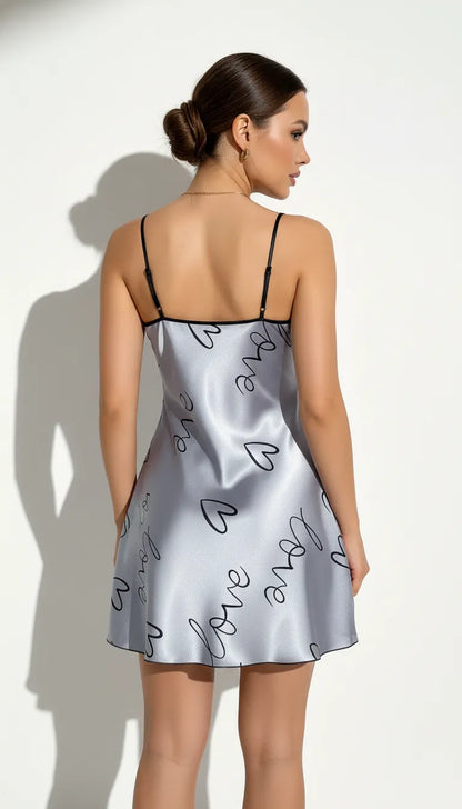 Pyjama Satin Gris Argenté pour Femme | Nuisette Romantique avec Cœurs et Love | 1 Pièce - Vue de dos