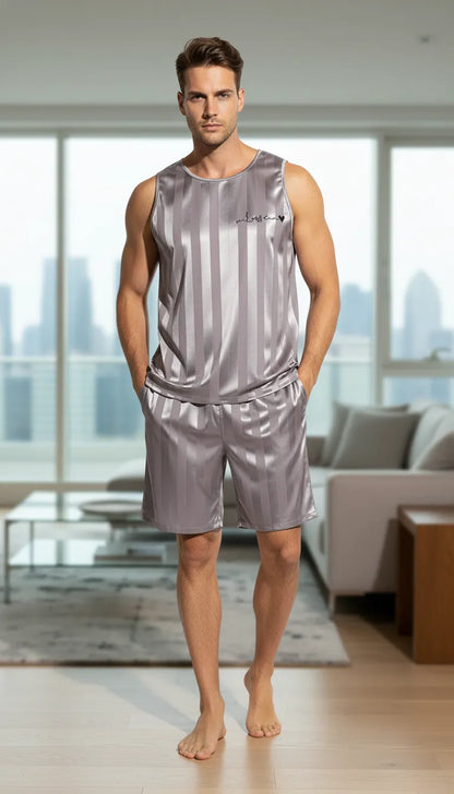 Pyjama Satin Gris Rayé pour Homme | Débardeur et Short | 2 Pièces - Mise en situation portée
