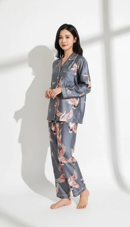 Pyjama Satin Gris & Rose Femme | Motif Grue Orientale | Chemise & Pantalon | Manches longues | 2 pièces - Vue de face