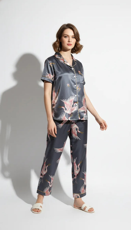 Pyjama Satin Gris & Rose Femme | Motif Grue | Chemise Manches Courtes & Pantalon | Ensemble 2 pièces - Vue de face