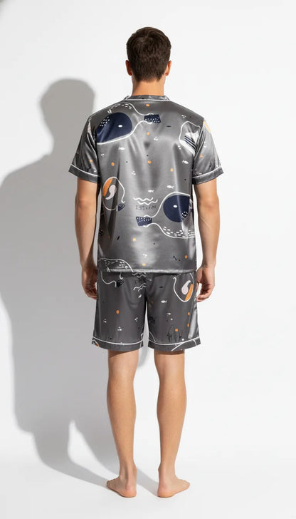 Pyjama Satin Gris avec Motifs | Chic et Confortable | T-shirt Manches Courtes & Short Homme | Ensemble 2 Pièces - Vue de dos