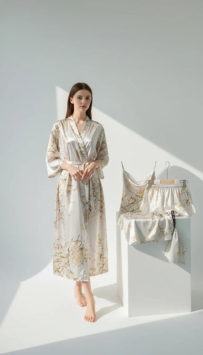 Pyjama Satin Ivoire et Floral pour Femme | Peignoir Long et Ensemble 4 Pièces | Débardeur, Short, Haut et Accessoire - Vue de face