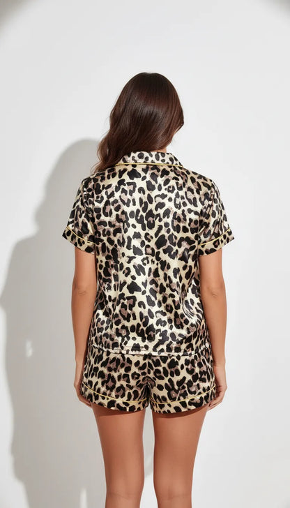 Pyjama Satin Léopard Beige pour Femme | Chic & Audacieux | Short et Chemise Manches Courtes | 2 Pièces - Vue de dos