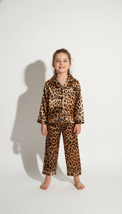 Pyjama Satin Léopard Marron Enfant | Tendance & Confort | Chemise Manches Longues & Pantalon | Ensemble 2 Pièces - Vue de face