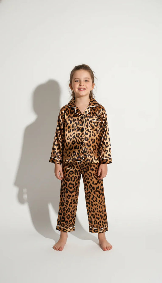 Pyjama Satin Léopard Marron Enfant | Tendance & Confort | Chemise Manches Longues & Pantalon | Ensemble 2 Pièces - Vue de face