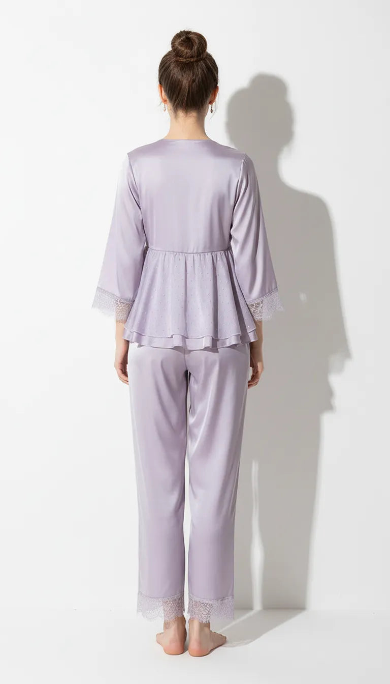 Pyjama Satin Lilas pour Femme | Romantique à Volants & Dentelle | Pantalon & Chemise Manches Longues | 2 Pièces - Vue de dos