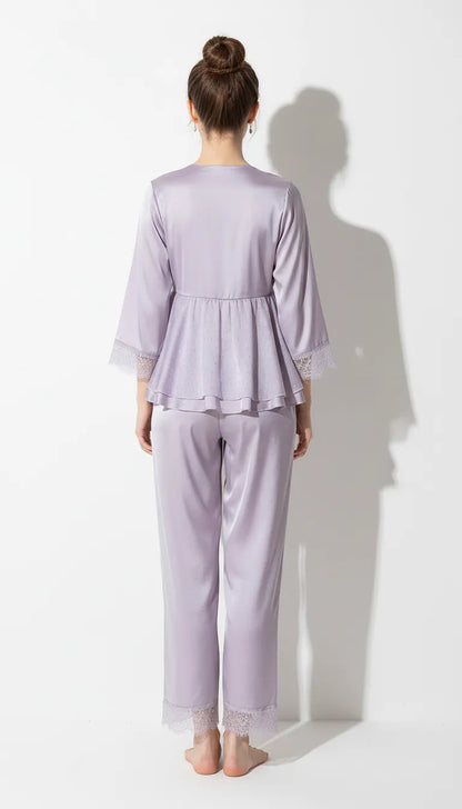Pyjama Satin Lilas pour Femme | Romantique à Volants & Dentelle | Pantalon & Chemise Manches Longues | 2 Pièces - Vue de dos