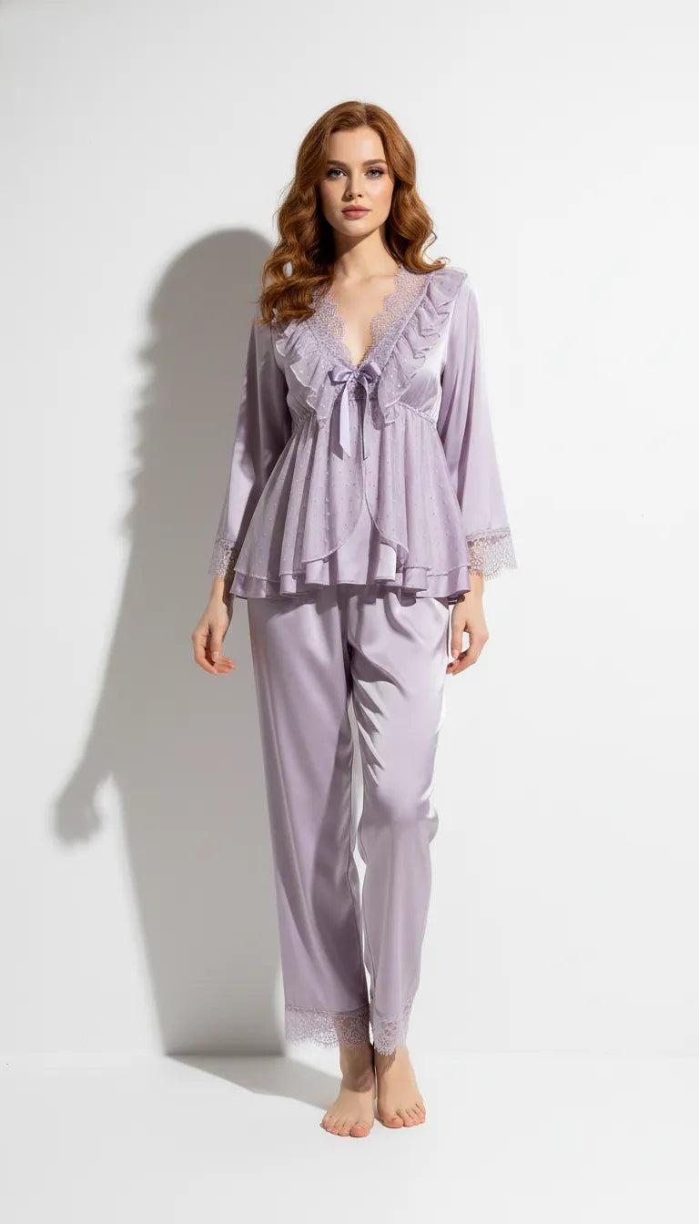 Pyjama Satin Lilas pour Femme | Romantique à Volants & Dentelle | Pantalon & Chemise Manches Longues | 2 Pièces - Vue de face