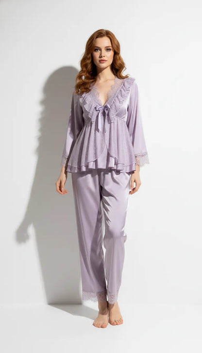 Pyjama Satin Lilas pour Femme | Romantique à Volants & Dentelle | Pantalon & Chemise Manches Longues | 2 Pièces - Vue de face