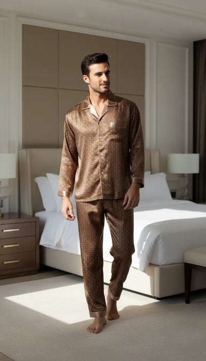 Pyjama Satin Marron Homme | Classique Élégant | Chemise Manches Longues & Pantalon | 2 Pièces - Mise en situation portée