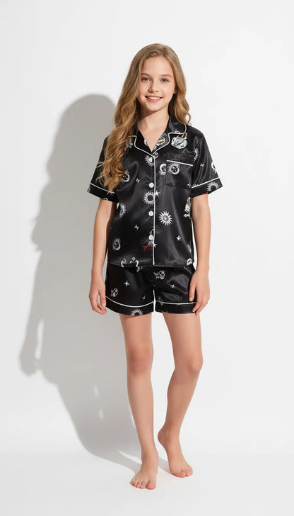 Pyjama Satin Noir Fille | Ensemble Short et Chemise Manches Courtes | 2 Pièces - Vue de face