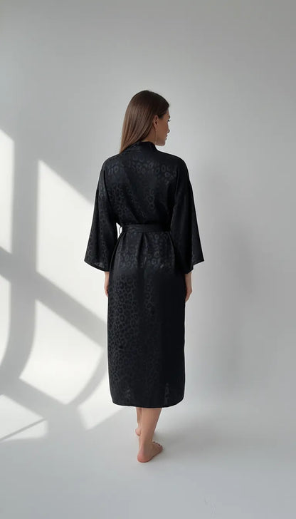 Pyjama Satin Noir Léopard pour Femme | Kimono Long | Ensemble 2 Pièces - Vue de dos