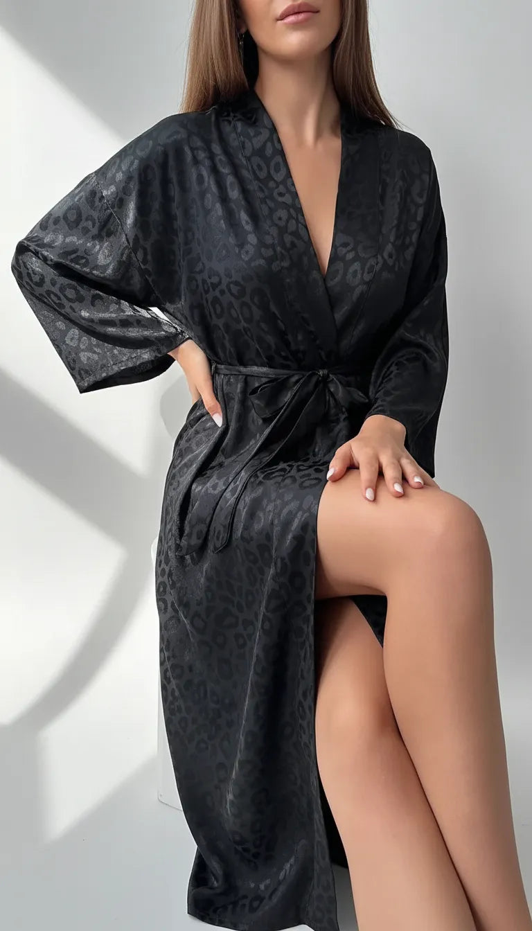 Pyjama Satin Noir Léopard pour Femme | Kimono Long | Ensemble 2 Pièces - Vue de face