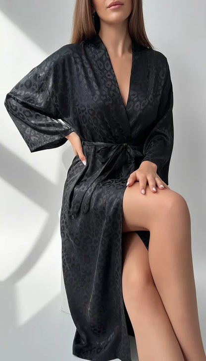Pyjama Satin Noir Léopard pour Femme | Kimono Long | Ensemble 2 Pièces - Vue de face