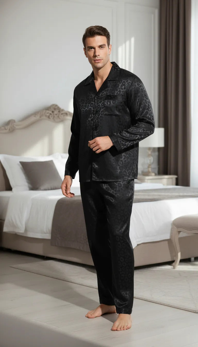 Pyjama Satin Noir Léopard pour Homme | Moderne et Chic | Chemise Manches Longues et Pantalon | 2 Pièces - Mise en situation portée