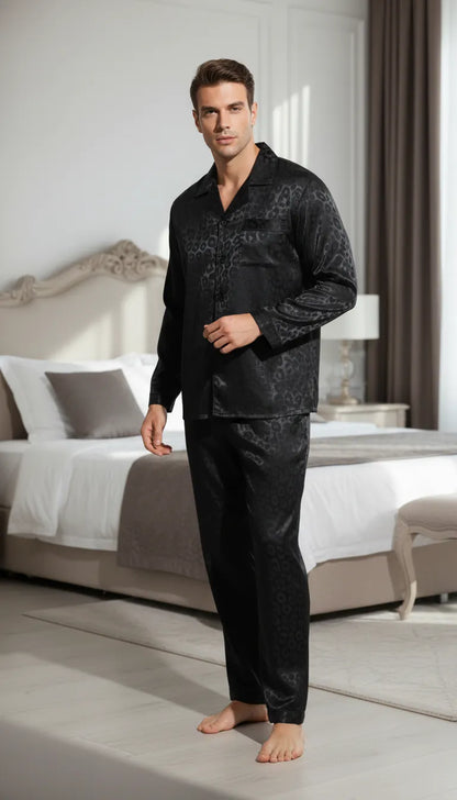 Pyjama Satin Noir Léopard pour Homme | Moderne et Chic | Chemise Manches Longues et Pantalon | 2 Pièces - Mise en situation portée