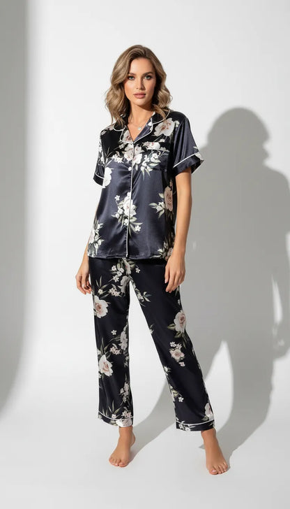 Pyjama Satin Noir & Fleurs Blanches Femme | Élégance Florale | Chemise Manches Courtes & Pantalon | 2 Pièces - Vue de face
