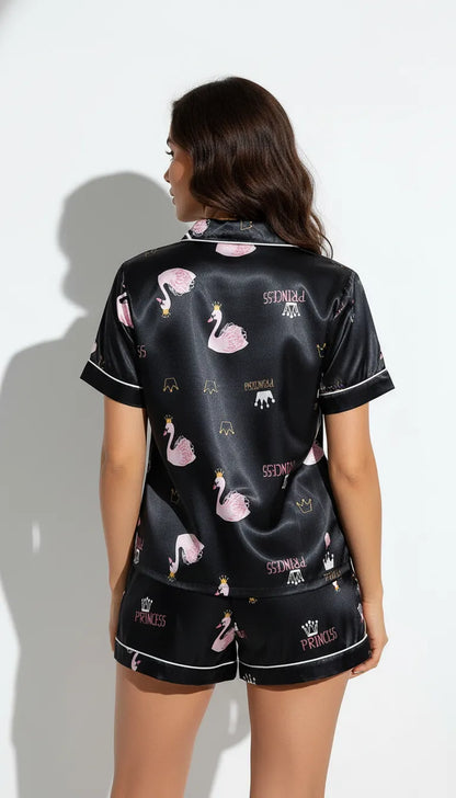 Pyjama Satin Noir & Rose Femme | Chemise à Manches Courtes & Short | Motif Cygnes & Couronnes | 2 Pièces - Vue de dos