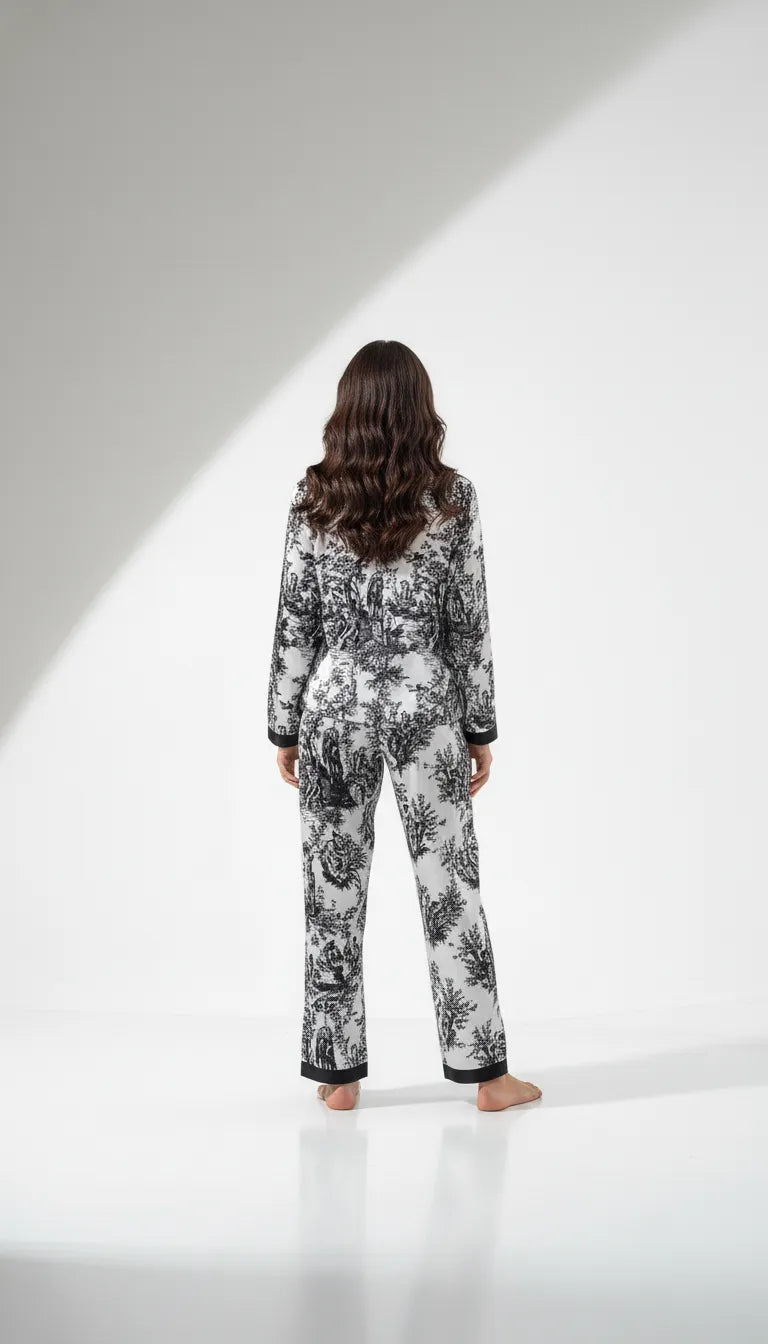 Pyjama Satin Noir et Blanc Femme | Imprimé Toile de Jouy | Ensemble 2 Pièces (Pantalon et Chemise)| Manches Longues | Élégance Intemporelle. - Vue de dos