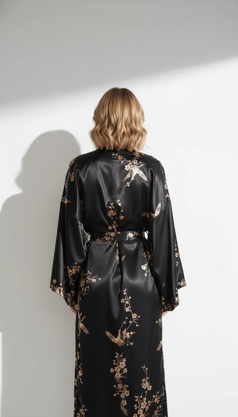 Pyjama Satin Noir et Or pour Femme | Kimono Long à Manches Larges avec Motifs Floraux | 1 Pièce - Vue de dos