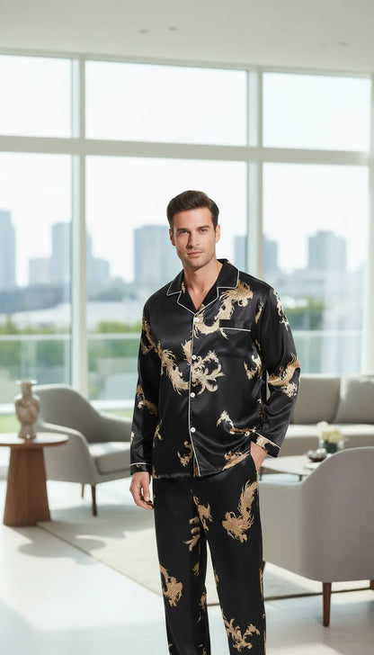 Pyjama Satin Noir et Or pour Homme | Motif Dragon Doré | Chemise Manches Longues et Pantalon | 2 Pièces - Mise en situation portée
