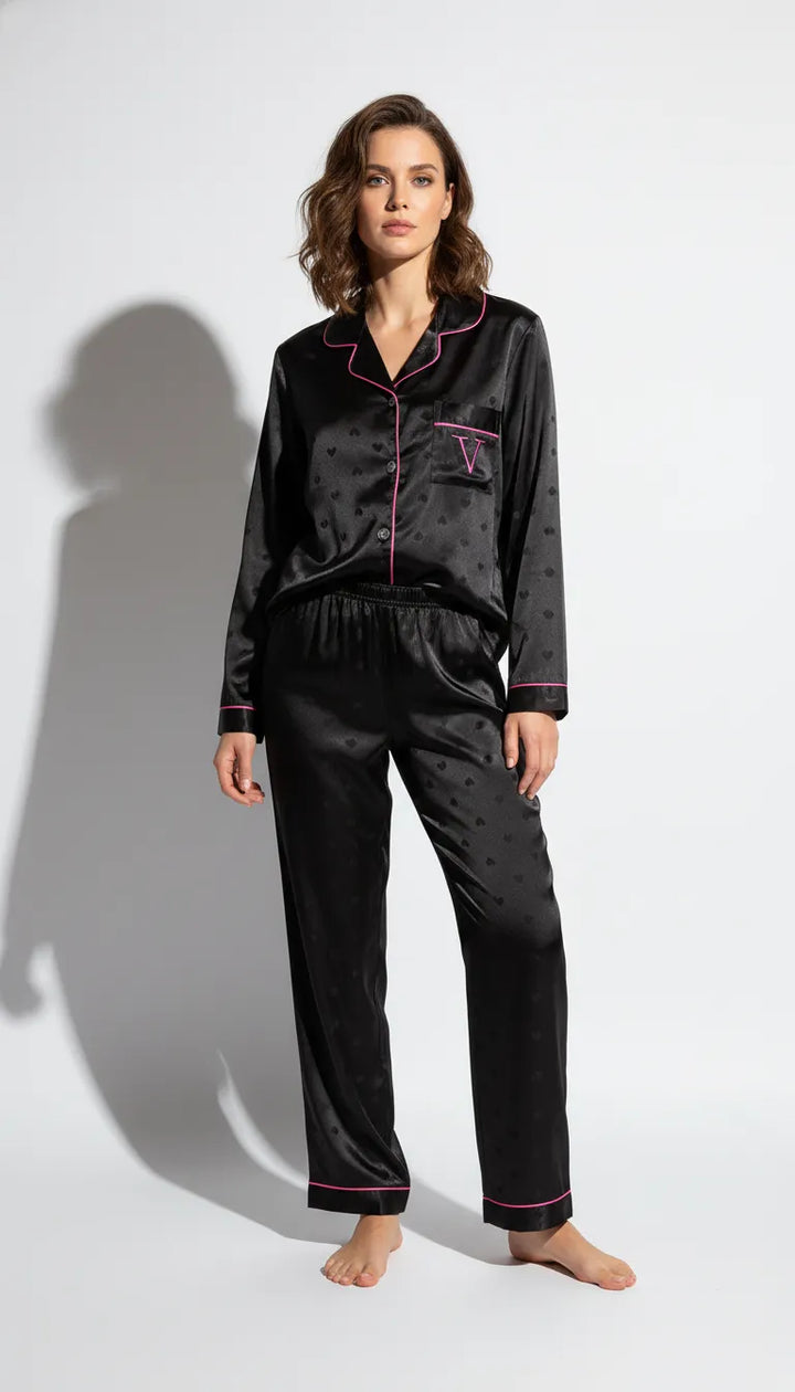 Pyjama Satin Noir et Rose pour Femme | Chic Moderne avec Motifs Coeur | Chemise Manches Longues & Pantalon | 2 Pièces - Vue de face