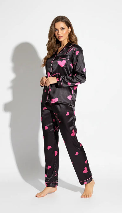 Pyjama Satin Noir et Rose pour Femme | Romantique et Tendre | Chemise Manches Longues & Pantalon | Ensemble 2 Pièces - Vue de face