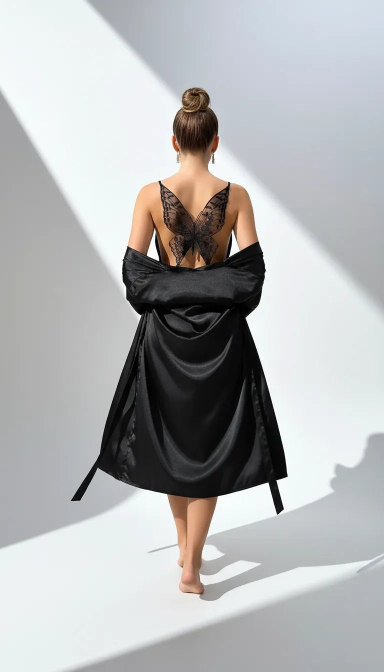 Pyjama Satin Noir pour Femme | Nuisette dos nu avec détail papillon & Kimono Long | Ensemble 2 Pièces - Vue de dos