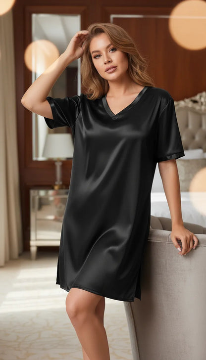 Pyjama Satin Noir pour Femme | Nuisette courte à col V et fentes latérales | 1 Pièce - Mise en situation portée