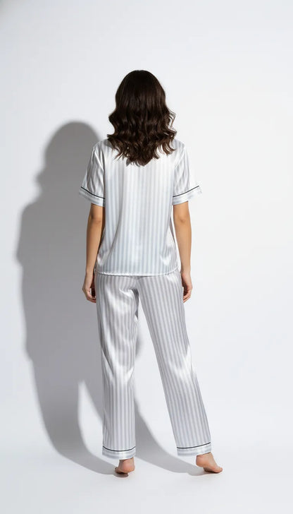 Pyjama Satin Rayé Blanc et Gris pour Femme | Chemise Boutonnée Manches Courtes et Pantalon | Ensemble 2 Pièces - Vue de dos