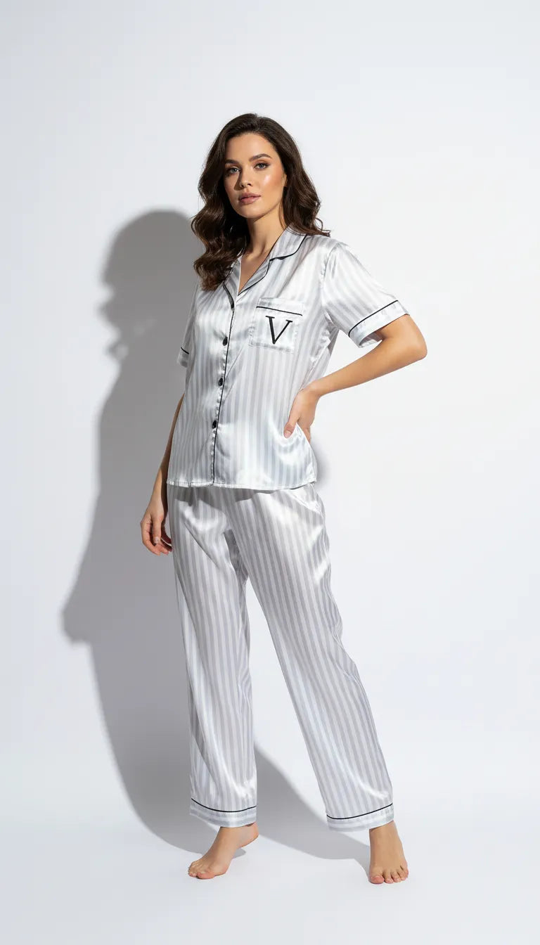 Pyjama Satin Rayé Blanc et Gris pour Femme | Chemise Boutonnée Manches Courtes et Pantalon | Ensemble 2 Pièces - Vue de face