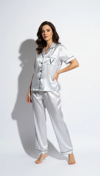 Pyjama Satin Rayé Blanc et Gris pour Femme | Chemise Boutonnée Manches Courtes et Pantalon | Ensemble 2 Pièces - Vue de face