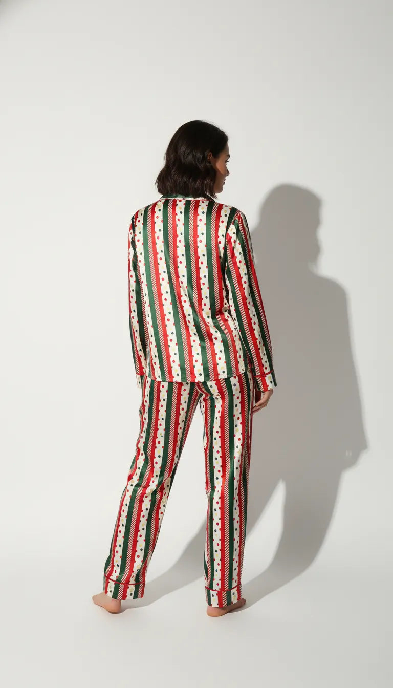 Pyjama Satin Rayures & Pois Vert et Rouge pour Femme | Chic & Cosy | Chemise Manches Longues et Pantalon | 2 Pièces - Vue de dos