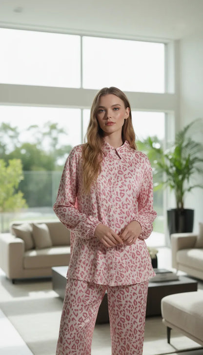 Pyjama Satin Rose | Moderne Chic | Chemise & Pantalon Femme | Ensemble 2 Pièces - Mise en situation portée