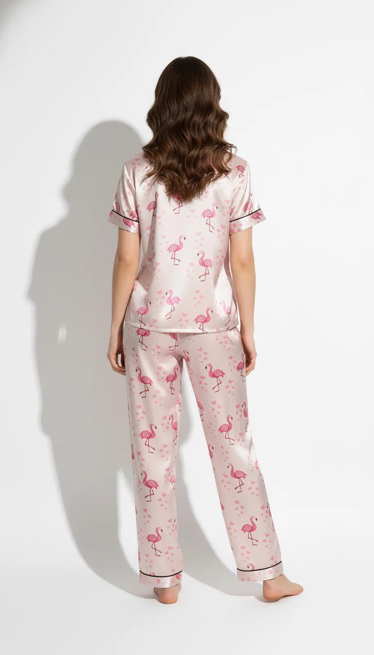 Pyjama Satin Rose Flamant Rose pour Femme | Ensemble 2 Pièces Chemise Manches Courtes & Pantalon | Douceur & Fantaisie - Vue de dos