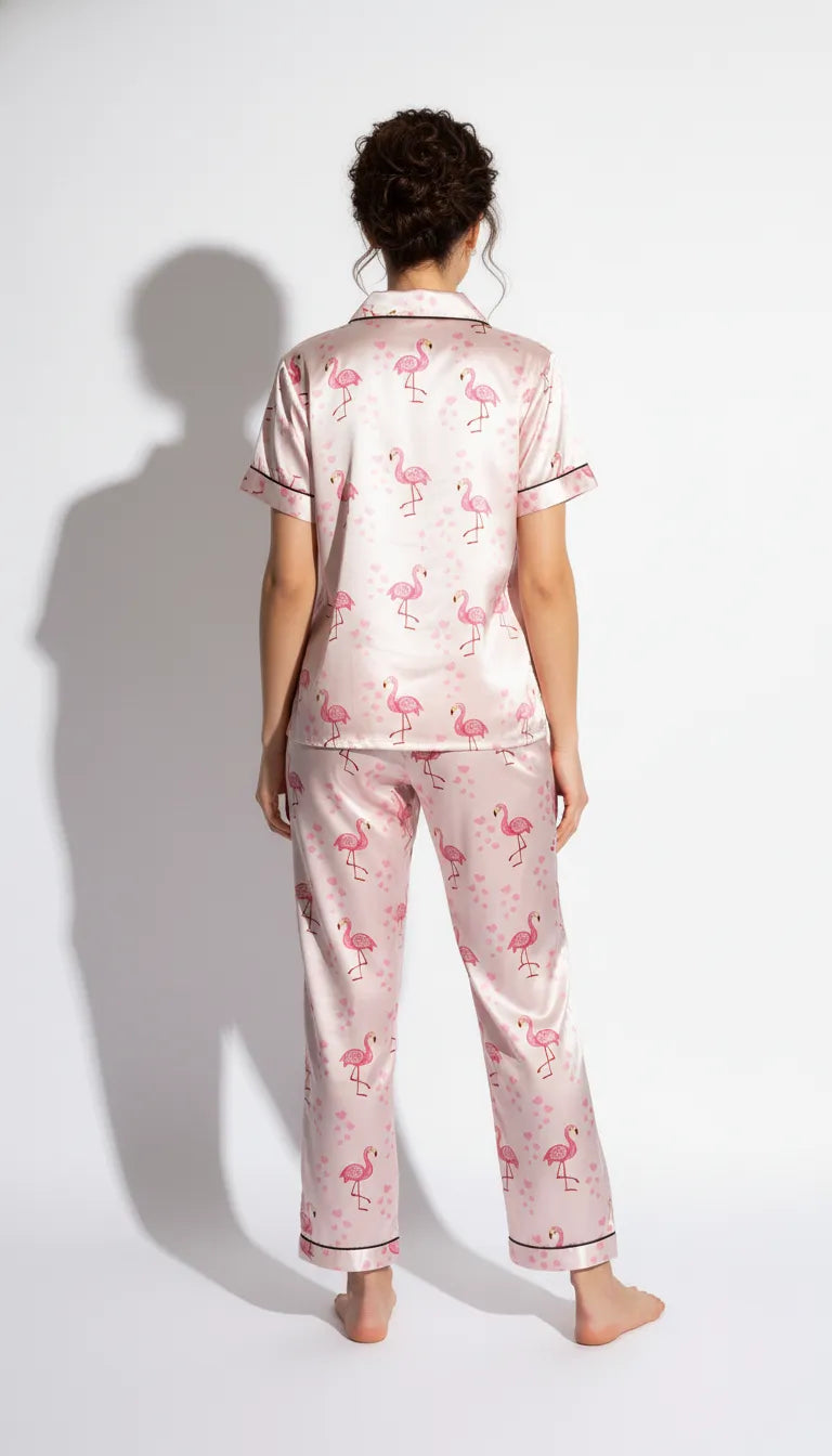 Pyjama Satin Rose Flamant Rose pour Femme | Chic & Confortable | Chemise Manches Courtes & Pantalon 2 Pièces - Vue de dos