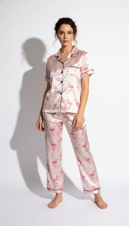 Pyjama Satin Rose Flamant Rose pour Femme | Chic & Confortable | Chemise Manches Courtes & Pantalon 2 Pièces - Vue de face