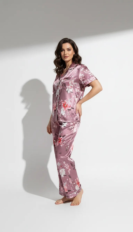 Pyjama Satin Rose Fleurie pour Femme | Ensemble Chemise Manches Courtes & Pantalon 2 Pièces - Vue de face