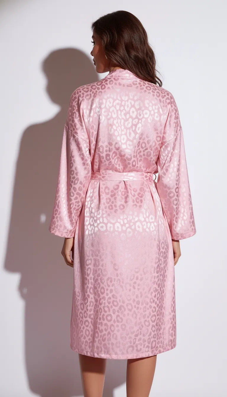 Pyjama Satin Rose Léopard pour Femme | Kimono Long Fluide avec Shorty et Débardeur | 3 Pièces - Vue de dos