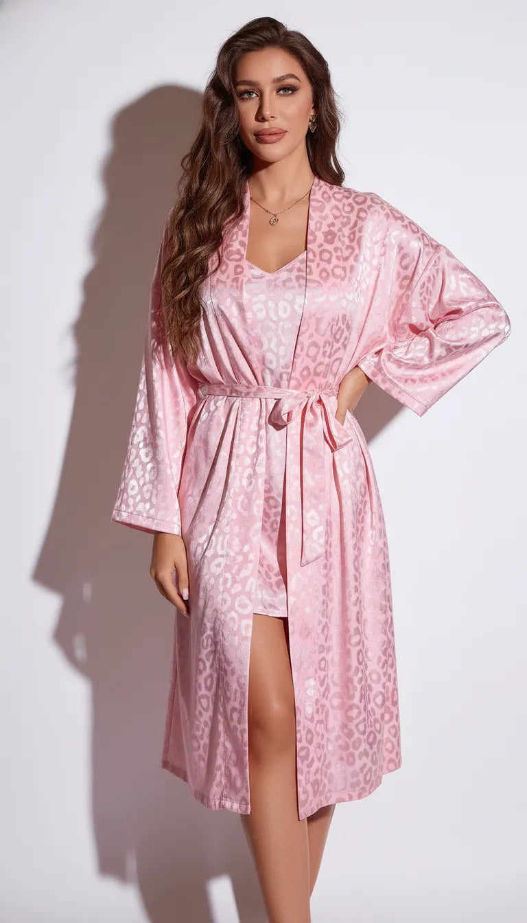 Pyjama Satin Rose Léopard pour Femme | Kimono Long Fluide avec Shorty et Débardeur | 3 Pièces - Vue de face