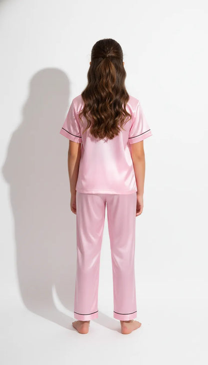 Pyjama Satin Rose Poudré pour Fille | Moderne Chic avec liserés noirs | Chemise manches courtes & Pantalon | 2 Pièces - Vue de dos