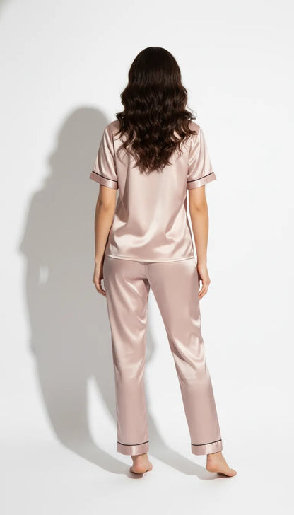 Pyjama Satin Rose Poudré pour Femme | Romantique avec Cœur Brodé | Chemise Manches Courtes & Pantalon Long | Ensemble 2 Pièces - Vue de dos
