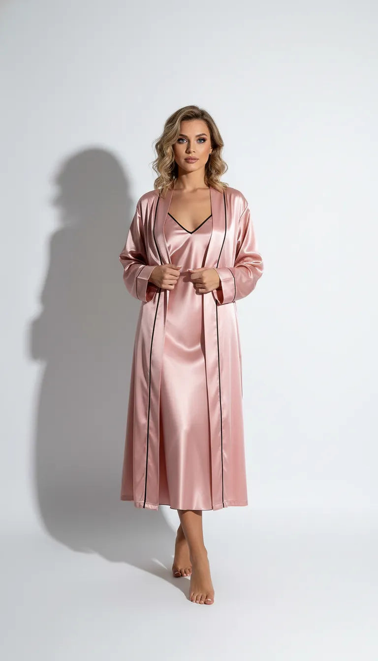 Pyjama Satin Rose Poudré pour Femme | Nuisette à fines bretelles et Kimono Long à liserés noirs | 2 Pièces - Vue de face