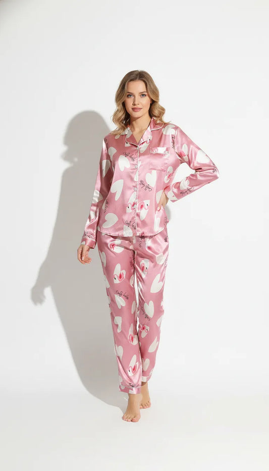 Pyjama Satin Rose Poudré pour Femme | Imprimé Cœurs & Cygnes | Chemise Manches Longues & Pantalon | 2 Pièces - Vue de face