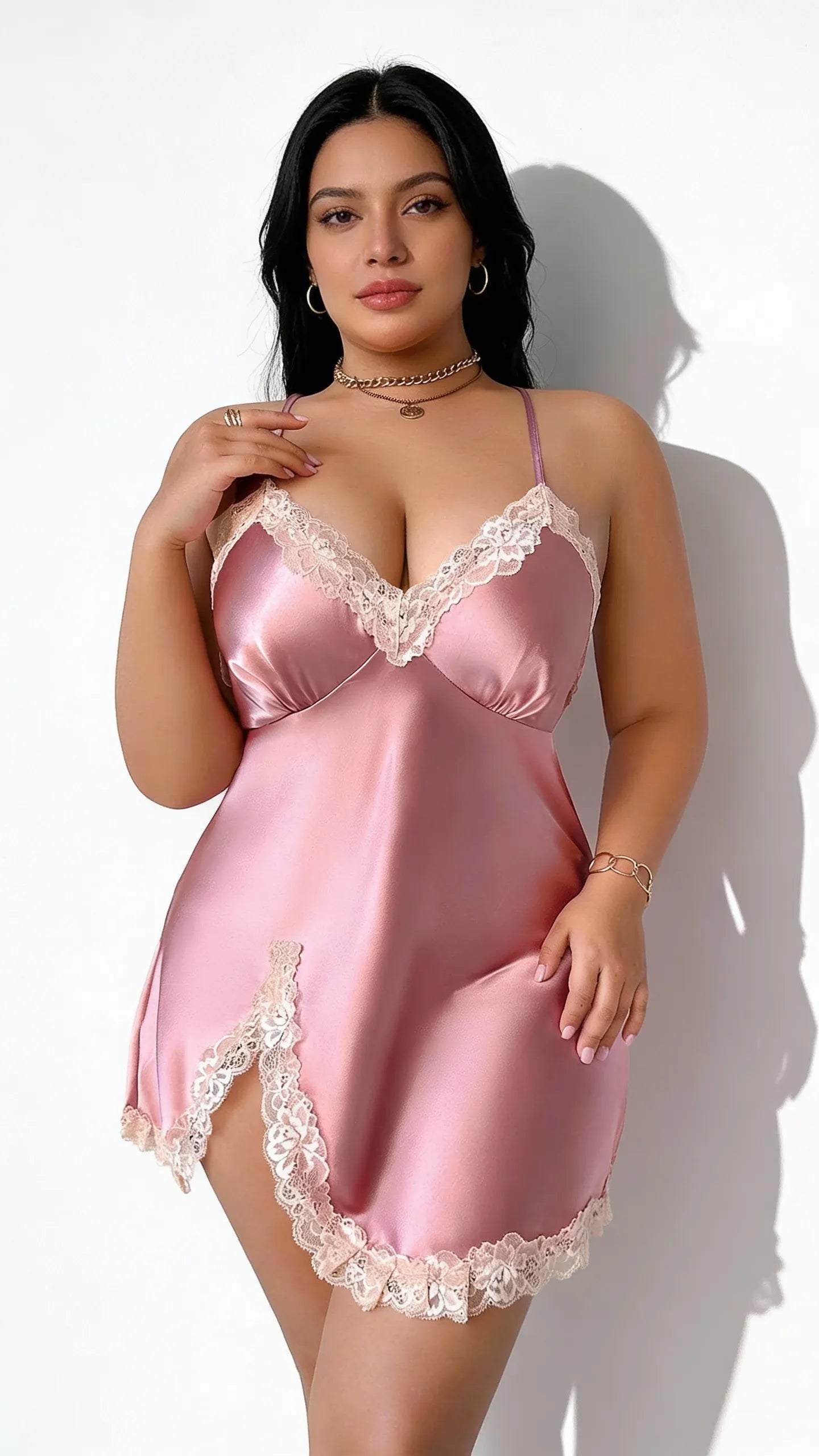 Pyjama Satin Rose Poudré pour Femme | Nuisette Décolletée et Dentelle | 1 Pièce - Vue de face